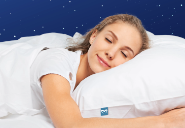 Femme endormie sur le côté, la joue posée sur un oreiller MelaSleep